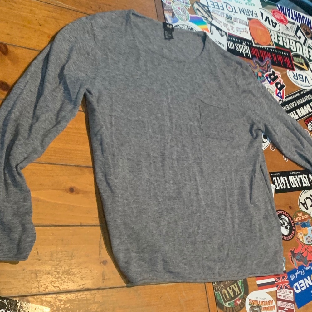 Grey Long-Sleeve Tee with da pocket!